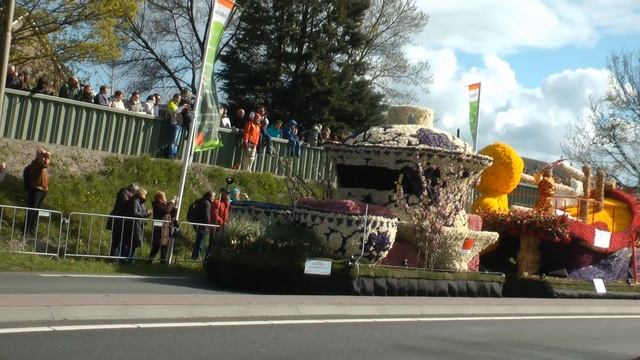 Парад цветов в Голландии, в Кёкенхофе, 23 апреля 2016 г. Bloemencorso-Keukenhof 2016.