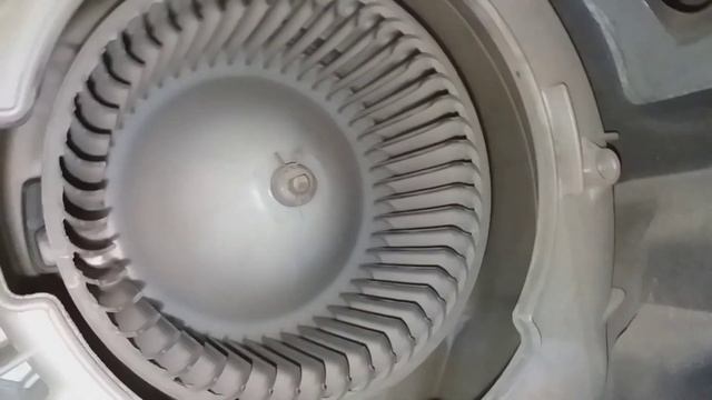 Перестал работать моторчик отопителя на Мазда 6
