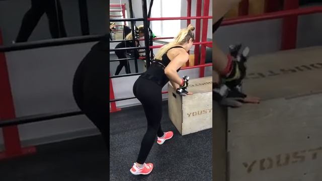 Разгибание руки на трицепс с гантелью