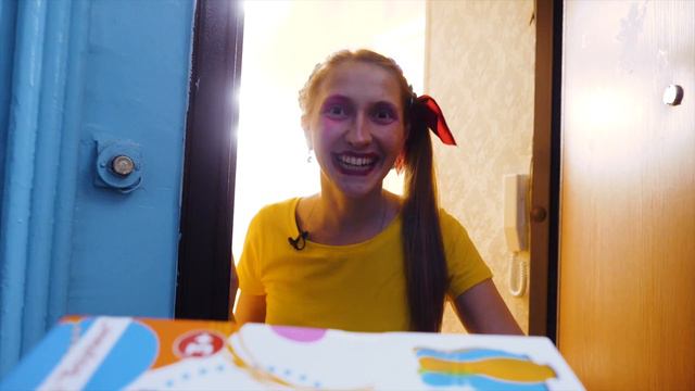 Никита и мама играют в салон красоты