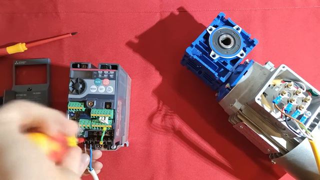 Falownik Mitsubishi D700 #1 Pierwsze Podłączenie, Silnik I Zasilanie