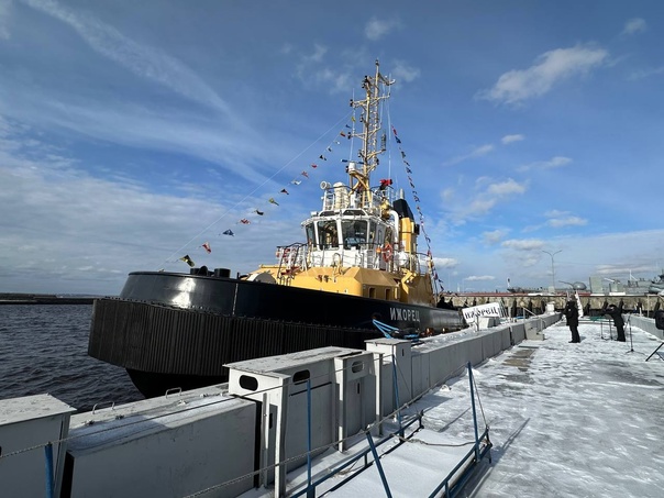 Подъём флага на РБ проекта 90600 