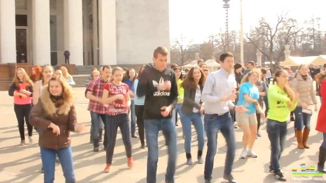 Веселый флешмоб Миньонов на ВВЦ