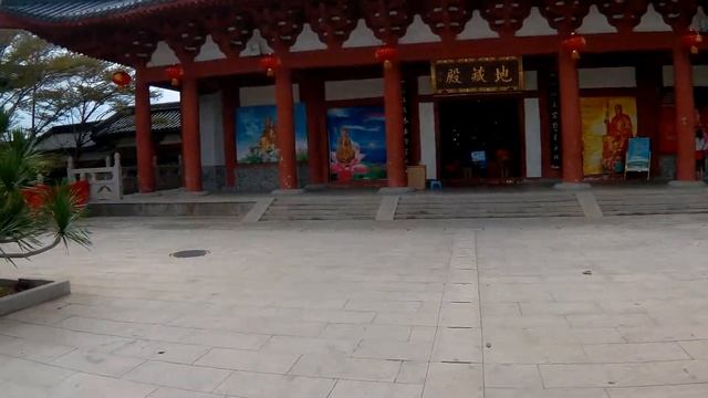 Буддиский храм  Монахи служба