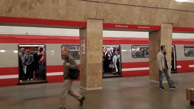 Юбилейный приехал красный цвет