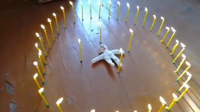 Ритуал по снятию проклятия с парня Андрея, проводимый днем с православными иконами.