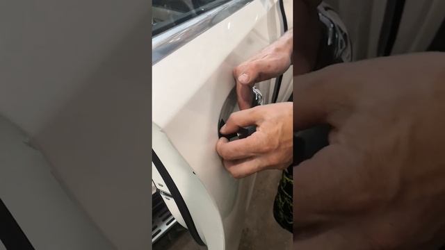 Ремонт дверей: снятие обшивки и замена ручек