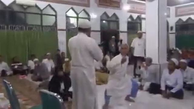 Саляфы лечат одержимых суфистов чтением корана