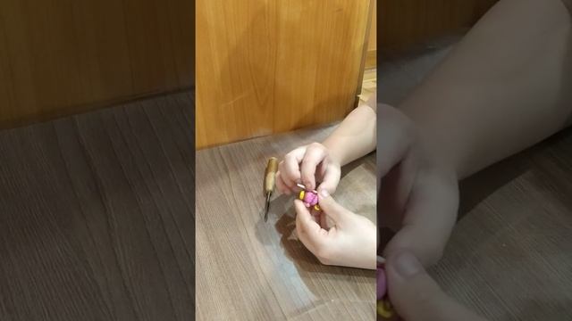 лепим из пластилина две фигурки амонг ас. Монстр и джентльмен.