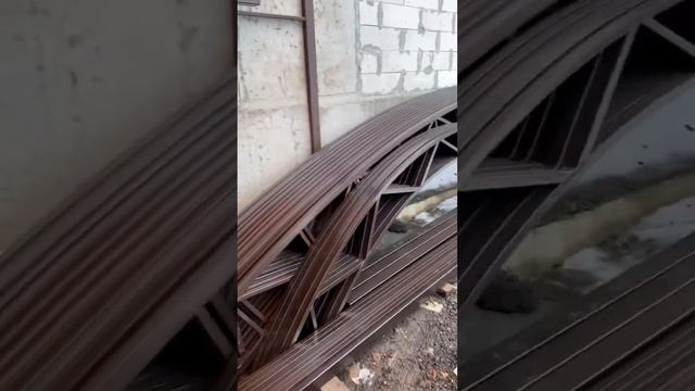 Навес из поликарбоната с правильным подъёмом арочной стропильной фермы шириной более 6-ти метров