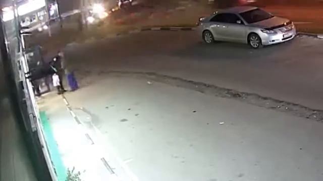 Покупатель в иркутском супермаркете воткнул нож в шею своего обидчика