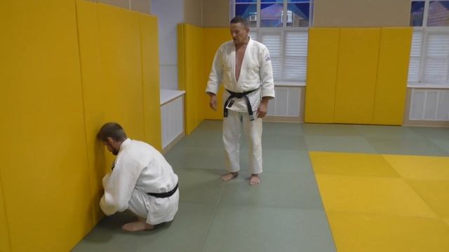 10. Самостраховка для всех, шаг за шагом-  формируем группировку толчком от стены в приседе.