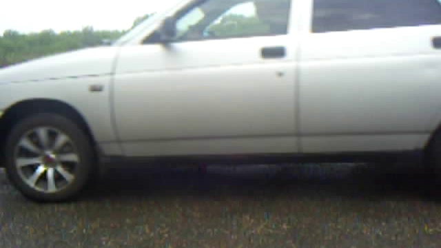 ВАЗ2112 проезжает над баночкой 0,5л.