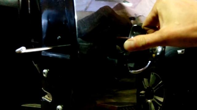 Ремонт дверей: снятие обшивки и замена ручек