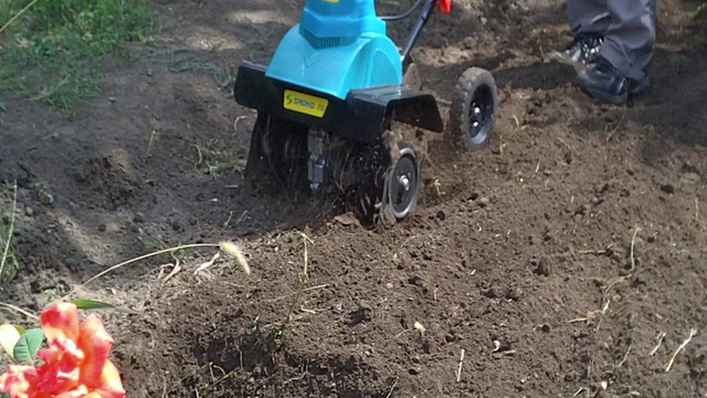 Электрокультиватор Sadko ET-390 в работе