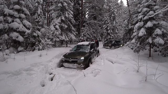 Duster в глубоком снегу, пробиваем дорогу.