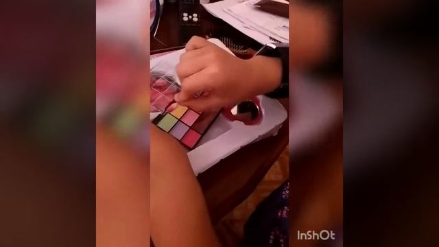 Марина делает себе макияж детской косметикой