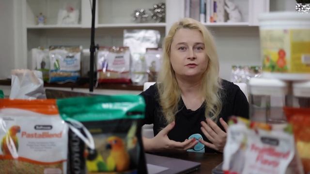 ЧЕМ КОРМИТЬ ПОПУГАЕВ | ПОЧЕМУ ЗЕРНОВОЙ КОРМ ВРЕДЕН | ГРАНУЛИРОВАННЫЙ КОРМ ДЛЯ ПОПУГАЕВ