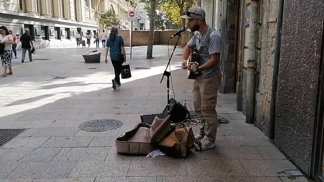 Asi Suena I'm On Fire  (Bruce Springsteen Cover) Por Sabin Busking En Vitoria-Gasteiz