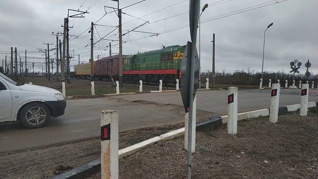 Маневровый тепловоз с хозяйственным поездом с вагонами-рельсовозами. КЖД