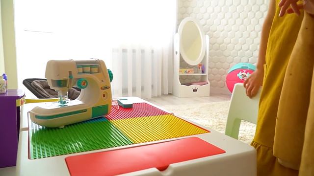 Марго играет с косметикой и платьями принцесс Real Princess Dresses & Kids Makeup