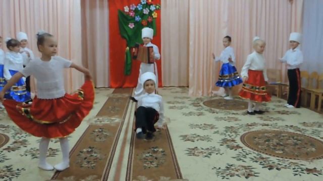 танец на празднике  в детском саду 