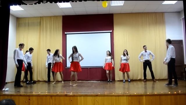 Русские девушки танцуют лезгинку
