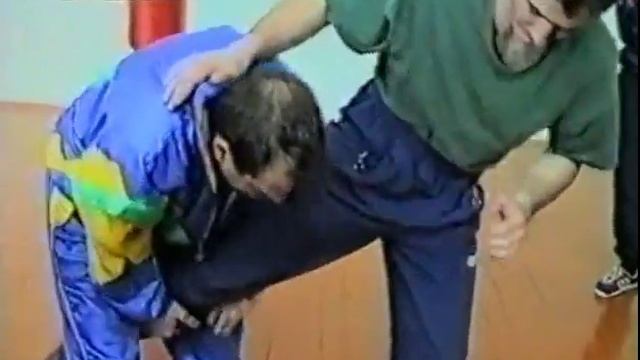 2   23  Боевая машина. захват локтевым сгибом сбоку