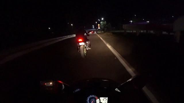 Ночные покатушки на спортбайках по Киеву. Заезд с Kawasaki ZX-10R. Suzuki GSX-R Vs Kawasaki ZX-10R.