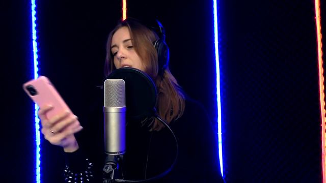 Девушка исполняет Cover ANDRO - Болен твоей улыбкой