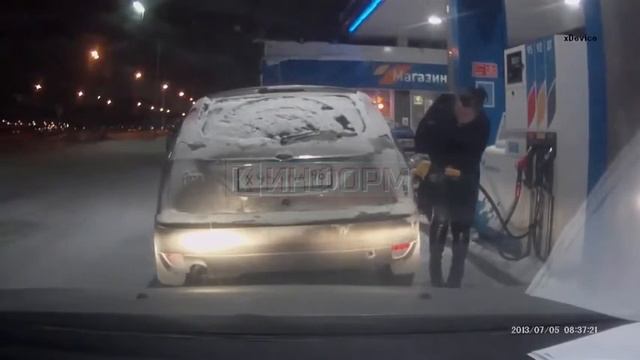 Дура на заправке с зажигалкой