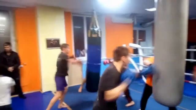 Сегодня к нам приезжали ребята из 4 спортшколы с Трусово. Провели совместную тренировку и бои.