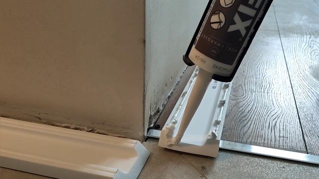 JAK DOBRZE I ŁADNIE PRZYKLEIĆ LISTWY NA KRZYWYCH ŚCIANACH ? Listwy i klej firmy NMC.