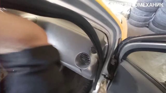 Ремонт дверей: снятие обшивки и замена ручек