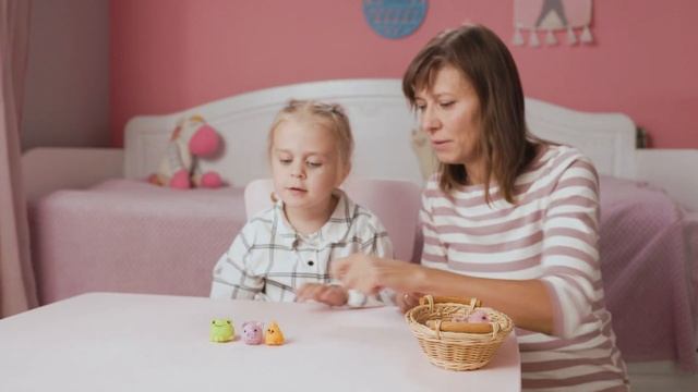 Развивающие игры с вязаными игрушками.