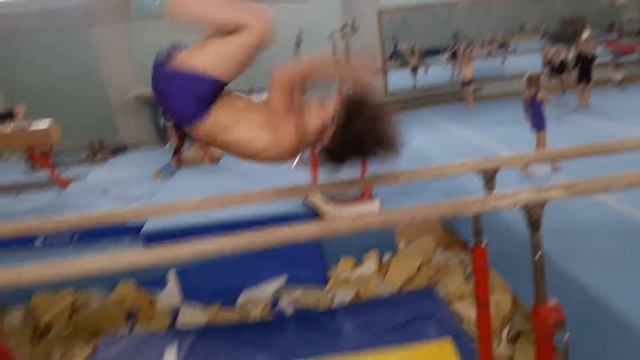 Сальто над брусьями