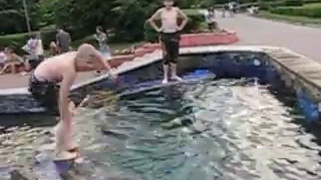 Купаются в фонтане. Лето 2011год.
