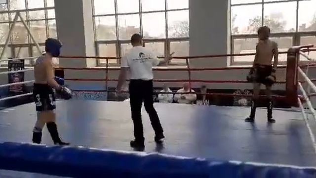 Кикбоксинг К-1 порхать ,как бабочка, нокдаун с колена