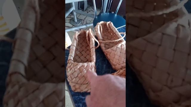 лапти из рогоза очень мягкие доступные всем крестьянам в любой деревне вставьте плюсик в комментари
