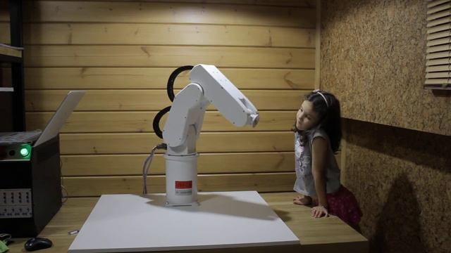 Дочка и робот....