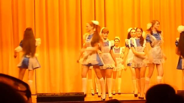 Школа, школьницы танцуют, ученики, школьники