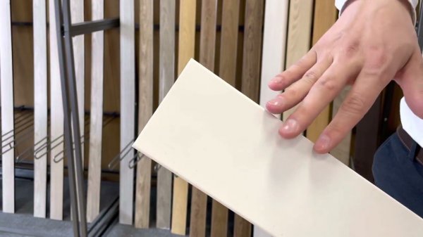 Плинтус из полистирола высокой плотности HI WOOD B90V1 90мм х 14мм х 2,0м.