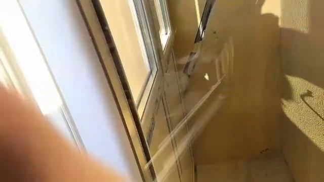 Монтаж сплит системы сбоку балкона.