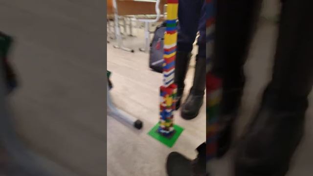 самая большая в школе башня из лего