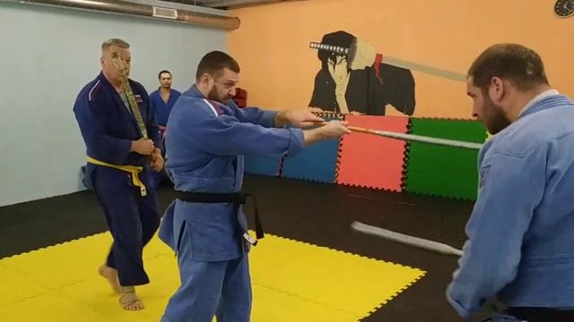 Таисабаки (уход тела) от двух атакующих палками