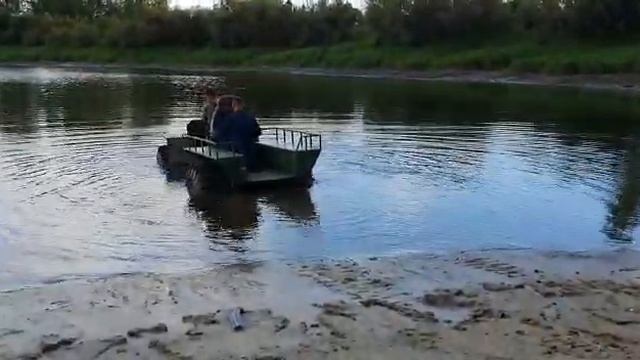 вездеход на ураловских колесах плывет