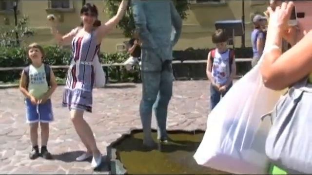 Прага. Остров Кампа. У музея Кафки.