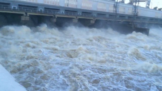 ШОК! ОЧЕНЬ СИЛЬНЫЙ СБРОС ВОДЫ НА КАМСКОЙ ГЭС!