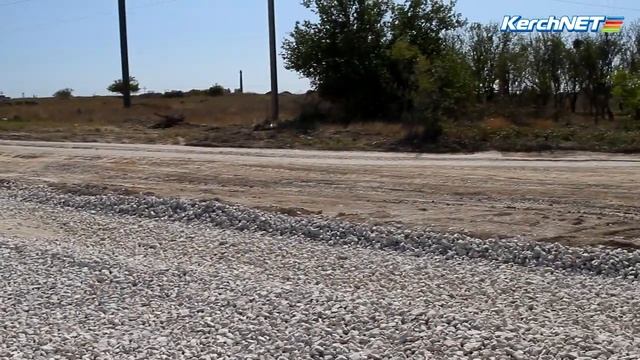 Под Керчью в чистом поле заасфальтировали пешеходную дорожку