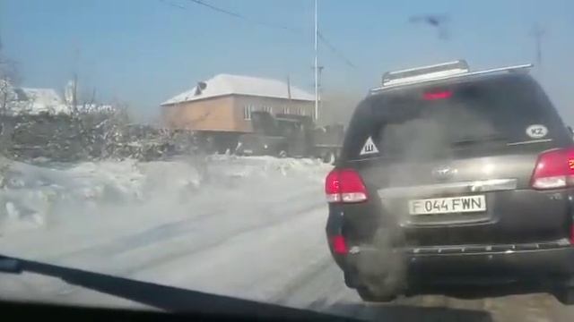 В Усть-Каменогорске столкнулись грузовик и иномарка